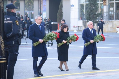 Dövlət və hökumət rəsmiləri Xocalı soyqırımı abidəsini ziyarət ediblər - FOTO