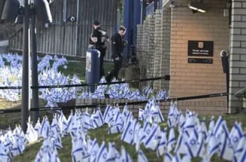 İsrail səfirliyinin qarşısında bir nəfər özünü yandırdı