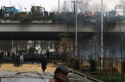 Belçikada fermerlər küçələri yandırıblar