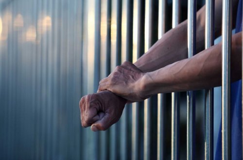 Sumqayıtda evə basqın edərək üç nəfərin qətlində şübhəli bilinən şəxsin həbs müddəti uzadılıb