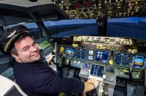 Alberto Paduanelli ev qarajını realist Boeing 737 simulyatoruna çevirib