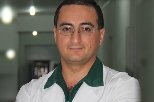 Həyat yoldaşını döyməkdə ittiham olunan həkim sertifikatsız fəaliyyət göstərirmiş