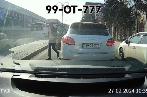 Qəza şəraiti yaradan “Porsche” sürücüsü qoçuluq edib yolu kəsdi - VİDEO