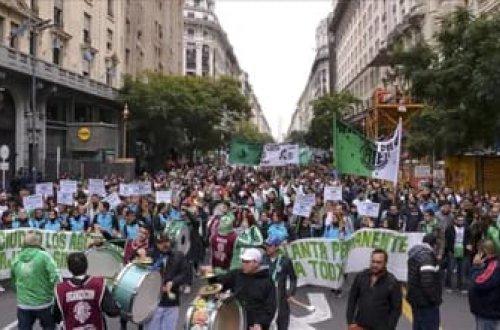 Argentinada işçilər ümumi tətilə başlayıblar