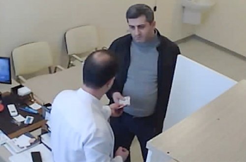 Baş direktorla müavininin rüşvət aldığı görüntülər - VİDEO