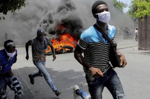 Silahlı qruplar Haitinin əsas həbsxanasından yüzlərlə məhbusu azad ediblər