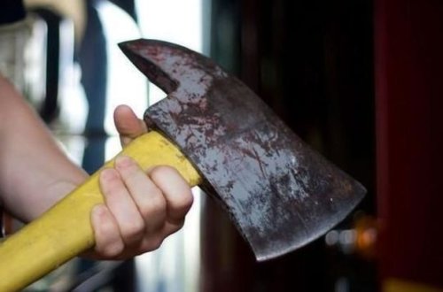 Bakıda oğlunu və gəlinini baltalayan şəxs yenidən hakim qarşısında