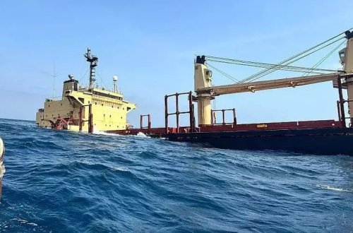 Husilərin vurduğu Britaniya gəmisi Qırmızı dənizdə batıb