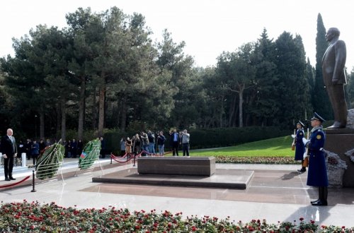 Bolqarıstan Xalq Məclisinin sədri Heydər Əliyevin məzarını ziyarət edib