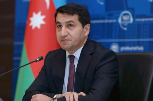 Hikmət Hacıyev Azərbaycan qadınlarını təbrik edib