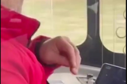 Avtobus sürücüsü sükan arxasında tum çırtlayıb video izlədi - VİDEO