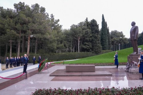 Qazaxıstan Prezidenti Heydər Əliyevin məzarını ziyarət edib