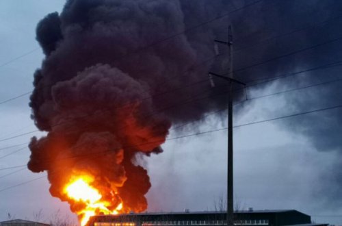 Rusiya bölgələri dron hücumuna məruz qalıb: Neft anbarı yanır - VİDEO