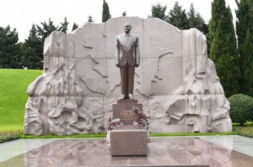 Gürcüstan parlamentinin nümayəndələri Fəxri və Şəhidlər xiyabanlarını ziyarət ediblər