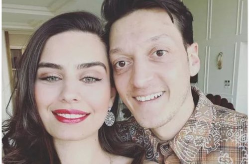 Mesut Özil və həyat yoldaşından Ramazanda tələbələrə jest