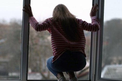 Bakıda özünü məktəbin pəncərəsindən atan şagirdin durumu açıqlandı - YENİLƏNİB