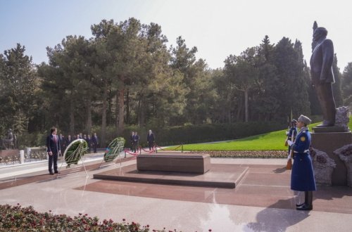 Gürcüstanın Baş naziri Ulu Öndər Heydər Əliyevin məzarını ziyarət edib