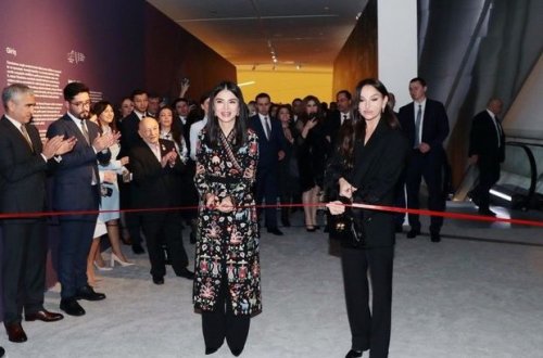 Mehriban Əliyeva “İlmələrdə yaşayan irs: Özbəkistan tikmələrinə səyahət” adlı sərgidə iştirak edib - FOTO