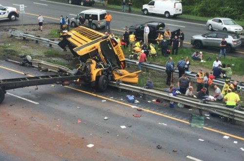 ABŞ-də betonqarışdıran məktəbli avtobusuna çırpılıb, ölənlər və yaralananlar var