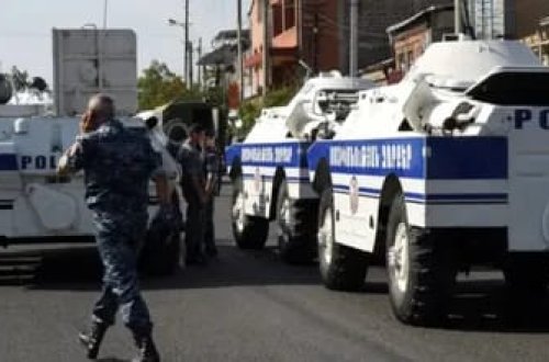 Ermənistanda polis qərargahına silahlı hücum olub
