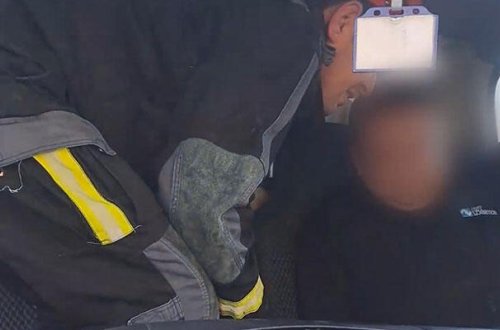 Maşında sıxılmış vəziyyətdə qalan sürücü belə çıxarıldı - VİDEO