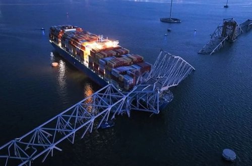 ABŞ-da su altında qalmış yük maşınının içərisində iki cəsəd tapıldı