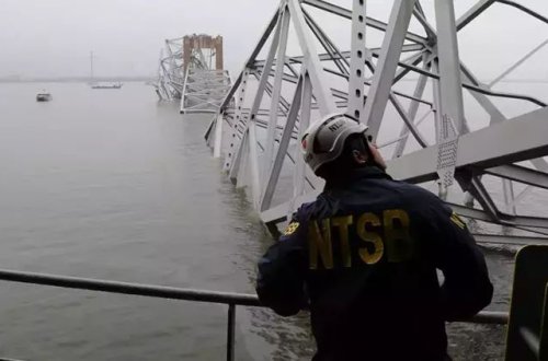 Baltimorda uçan körpüdən çaya düşən iki nəfərin meyiti tapılıb