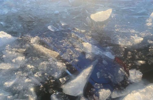 Baykal gölündə bədbəxt hadisə: Buzun üzərində hərəkət edən avtomobil suda batdı - FOTO