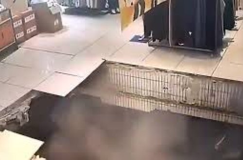 Çində Ticarət mərkəzinin döşəməsi qəfil çökdü