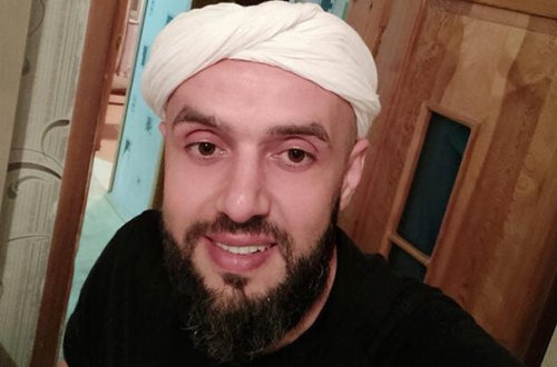 Azyaşlı qızını öldürməkdə şübhəli bilinən atanın saxlanılma anı - FOTOlar