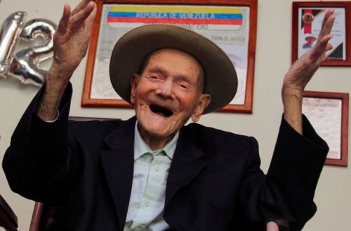 Dünyanın ən yaşlı kişisi vəfat etdi - FOTO