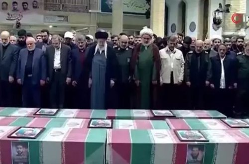 İranın ali dini lideri Xamenei konsulluğa hücum zamanı həlak olanların cənazə namazını qılıb