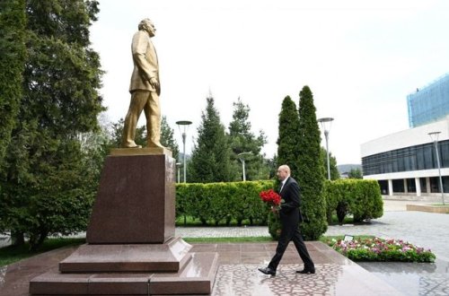 İlham Əliyev Qəbələdə ümummilli lider Heydər Əliyevin abidəsini ziyarət edib - FOTO