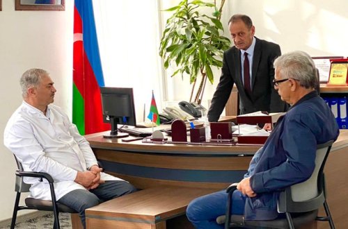 İşdən çıxarılan müdir xəstəxana direktorunu söydü - Saxlanıldı, məhkəmə qərar verdi