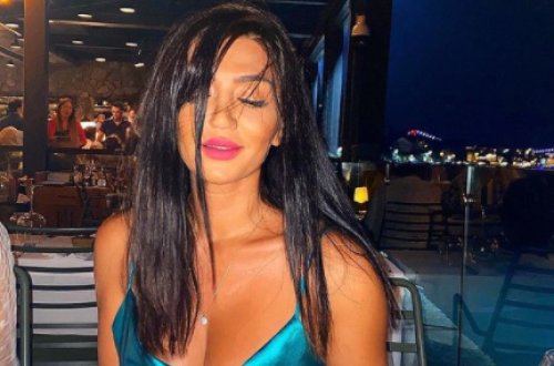 Azərbaycanlı müğənni alt paltarı geyinmədi: sinəsi göründü - FOTO