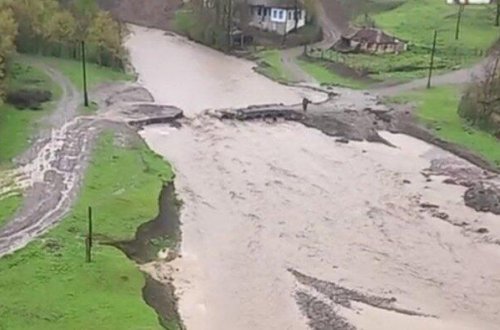 Lerikdə körpünü sel apardı - VİDEO