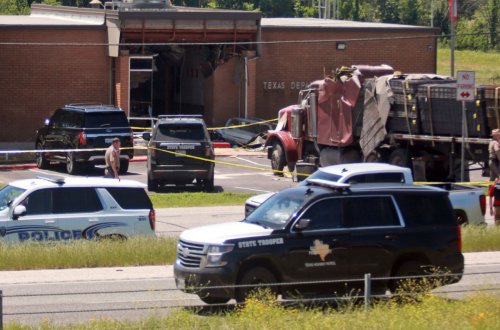 ABŞ-də yük maşını hökumət binasına çırpılıb