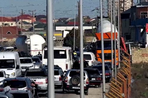 Bakıda yük maşını aşıb, sıxlıq müşahidə olunur - FOTO