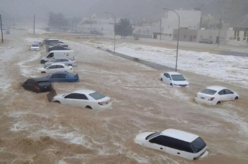 Dubayda su altında qalan avtomobillər Azərbaycana gətirilə bilər - VİDEO