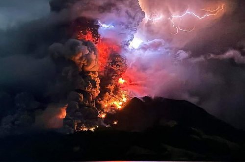 İndoneziyada üzərinə ildırım düşən vulkan yenidən püskürdü: Hava limanı bağlandı - FOTO