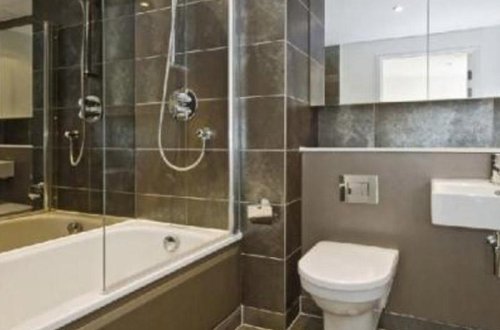 Kişi tanışı olan qadının evindən ölü tapıldı