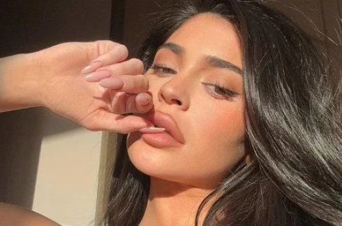 Kayli Cenner brendi üçün yarıçılpaq poza verib - FOTOLAR