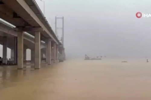 Çində yük gəmisi körpüyə çırpılıb: 4 nəfər itkin düşüb