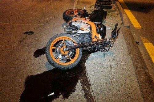 Bakıda motosikletlə avtomobil toqquşub, gənc qız yaralanıb