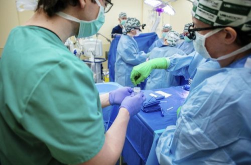 ABŞ-də ilk dəfə insana süni ürək və donuz böyrəyi implantasiya edilib - FOTO