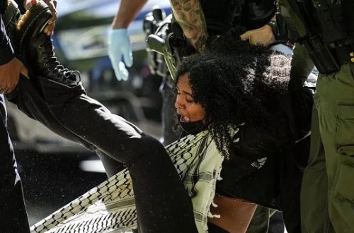 ABŞ-da İsrailə etirazlar zamanı professor və tələbələr saxlanıldı