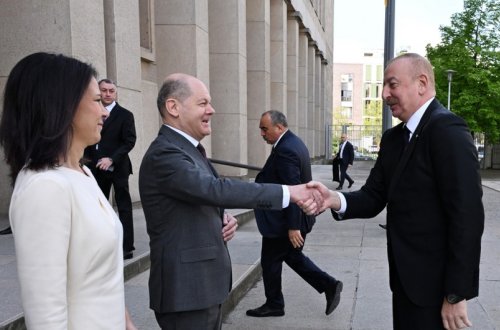 Prezident İlham Əliyev Berlində böyük coşqu ilə qarşılanıb - VİDEO