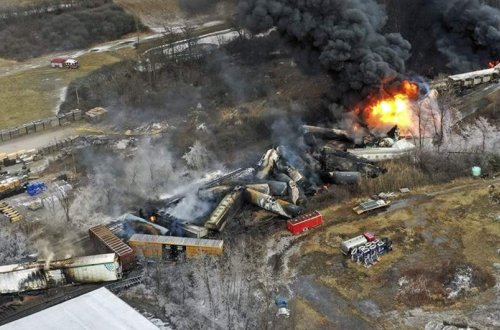 ABŞ-də benzin və propan daşıyan qatar relsdən çıxaraq yanıb
