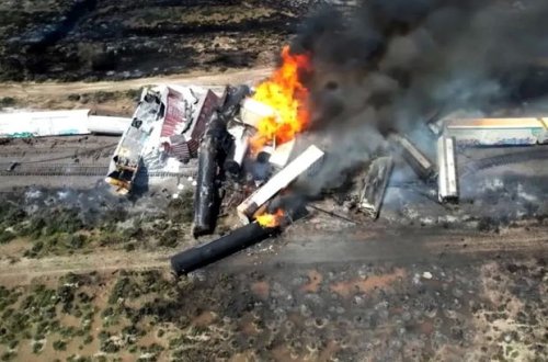 ABŞ-də relsdən çıxan yük qatarı alovlara büründü - FOTO/VİDEO