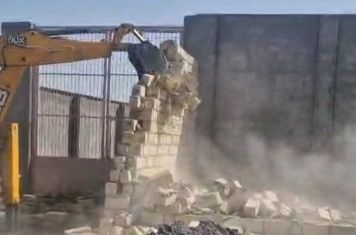 Gəncədə qanunsuz tikili sökülüb - FOTO/VİDEO